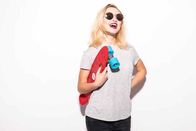 Free photo woman in brilliant sunglasses with a skateboard in her hands