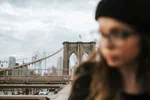 Free photo woman on the brooklyn bridge, usa