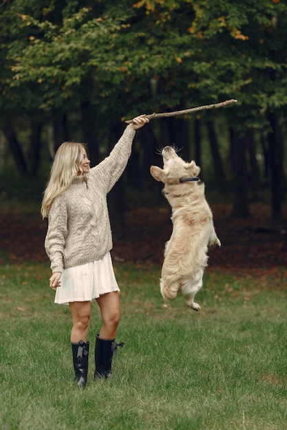 Donna in un maglione marrone. dama con un labrador