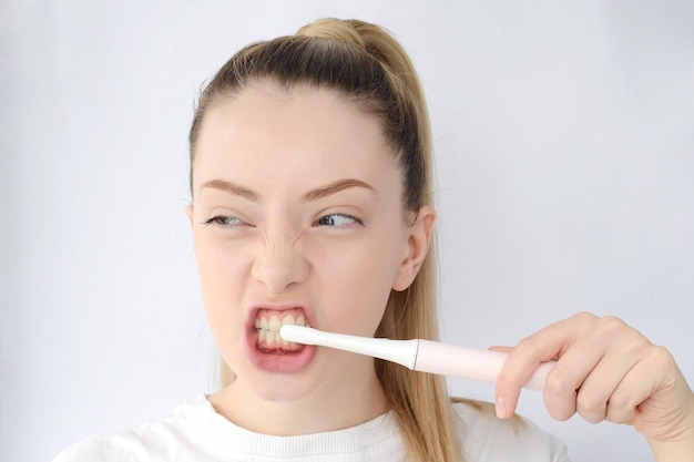 Женщина чистит зубы Premium Фотографии