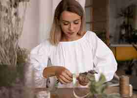 Free photo woman building her own dried flowers arrangement