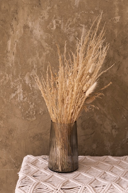 Free photo woman building her own dried flowers arrangement