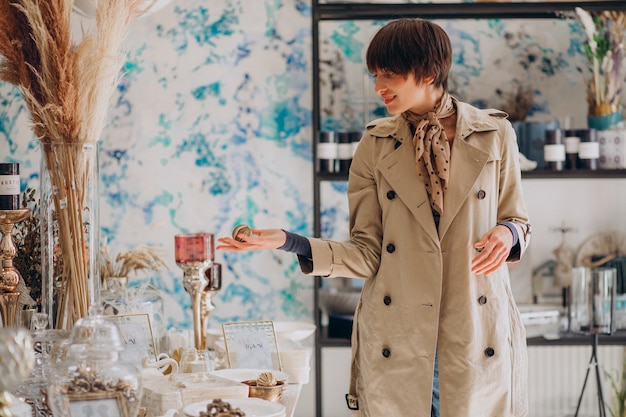 Free photo woman buying stuff in a decoration store