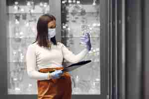 Free photo woman buys dishes in the store