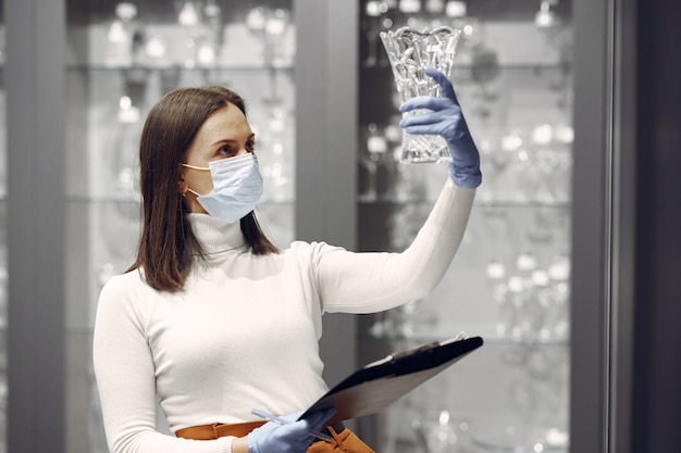 Free photo woman buys dishes in the store