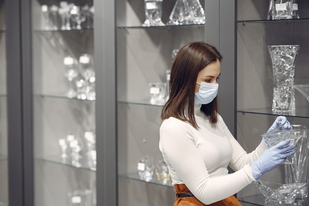 Free photo woman buys dishes in the store