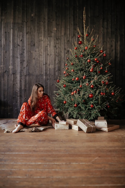 Foto gratuita donna dall'albero di natale