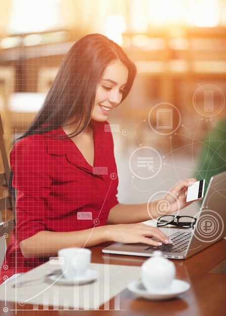 Foto gratuita la donna in un caffè con un computer portatile