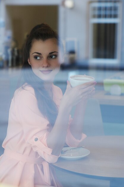 Женщина в кафе