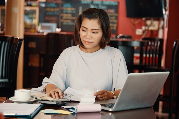 女性が費用を計算する