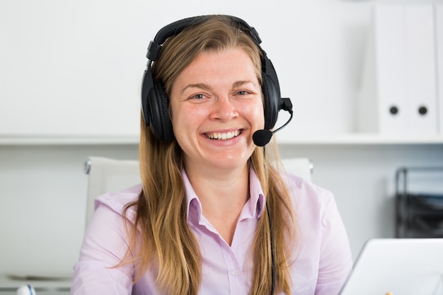 Free photo woman in call-center