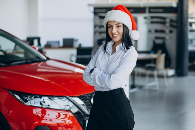 クリスマスに車のショールームで女性