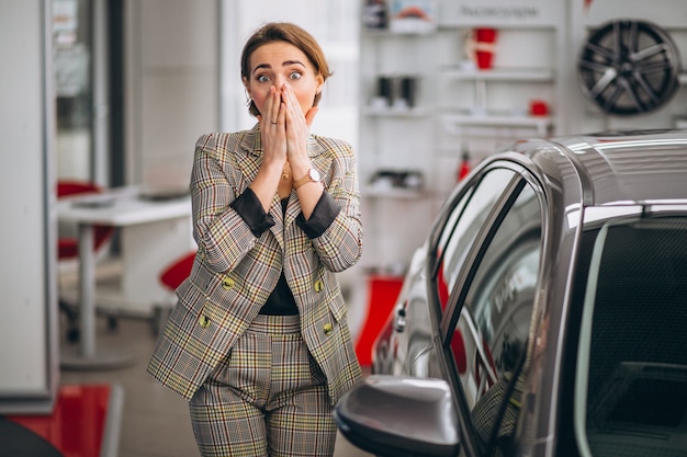 Donna in uno showroom di auto