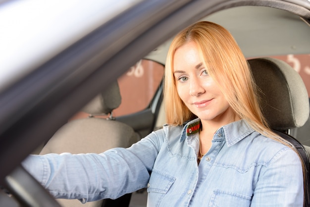 Free photo woman in car with massage seat cushion