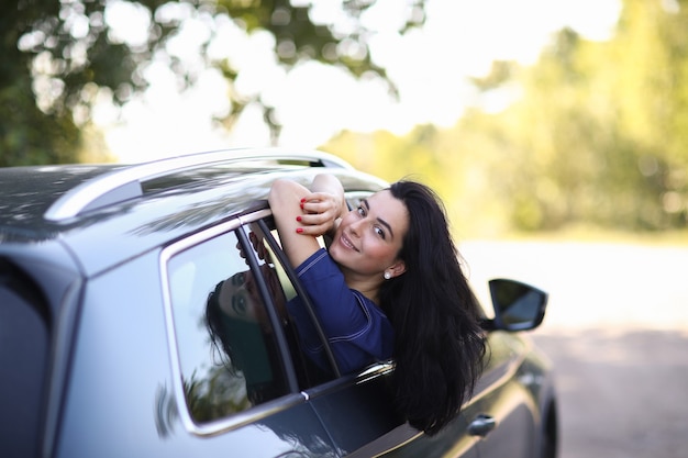 車の中で女性