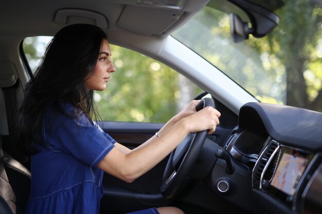 車の中で女性