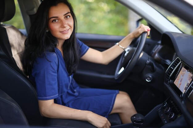 車の中で女性