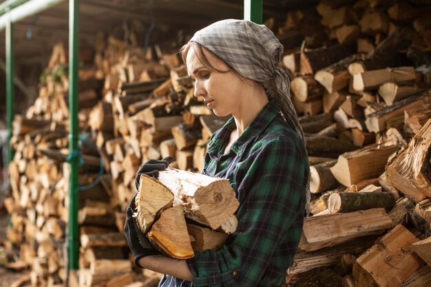 Женщина несёт дрова