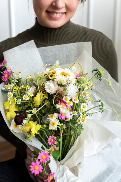 無料写真 花の花束を運ぶ女性