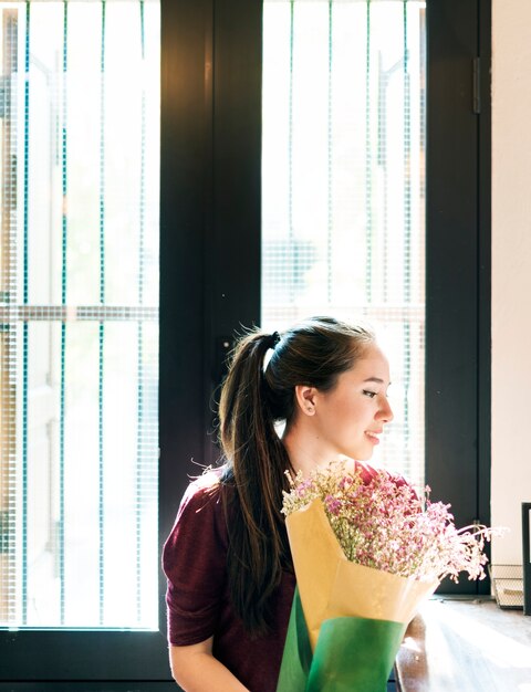 花の花束を運ぶ女性