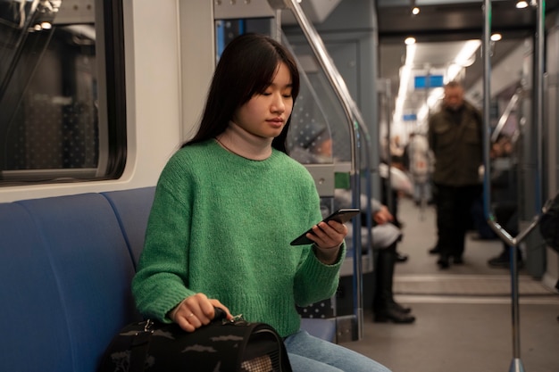 Foto gratuita donna che porta il suo animale domestico nella metropolitana