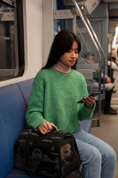 Женщина со своим питомцем в метро