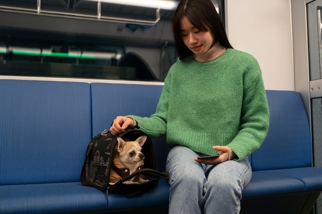 地下鉄でペットを運ぶ女性