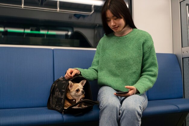 地下鉄でペットを運ぶ女性
