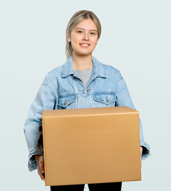 Free photo woman carrying a moving box