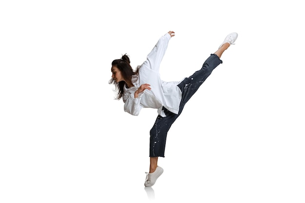 Foto gratuita donna in panno casula che salta in una mossa di danza dello spago isolata su bianco