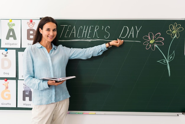 Foto gratuita donna che celebra la giornata dell'insegnante con i suoi studenti