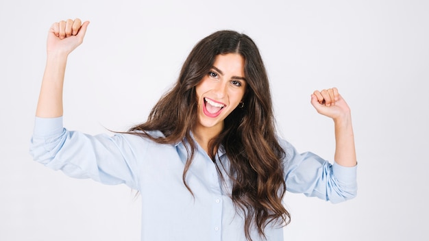 Foto gratuita donna che celebra con le braccia alzate