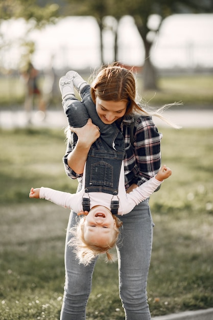 Donna in una camicia di cella. famiglia su uno sfondo di luce solare.