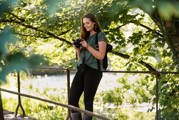 カメラで彼女の写真をチェックする女性