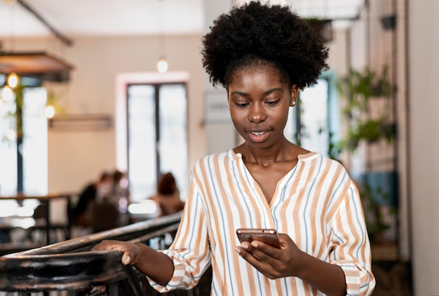 Foto gratuita donna che controlla il suo smartphone per le notifiche