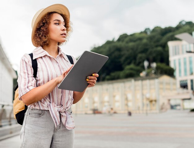 方向について彼女のタブレットをチェックする女性