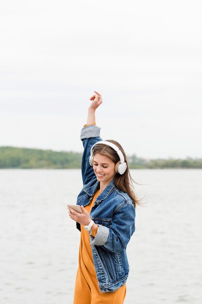 女性の携帯電話をチェック