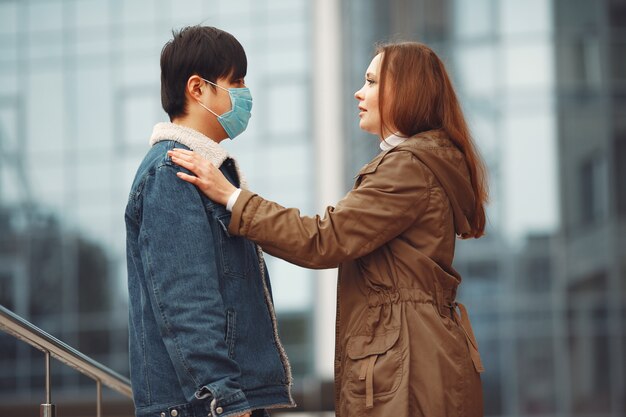 Женщина и китаец носят защитные маски