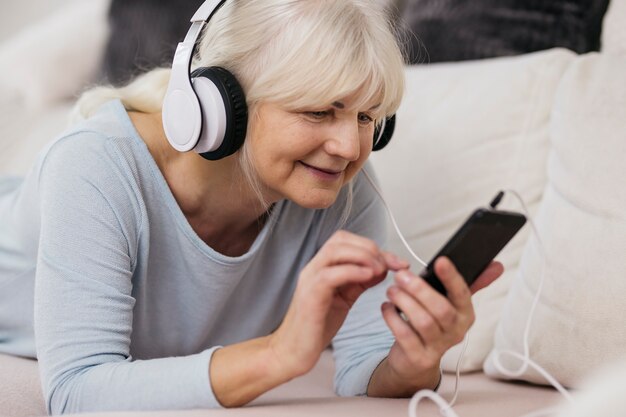 Женщина выбирает музыку на смартфоне