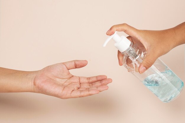 コロナウイルス汚染を防ぐために手指消毒ジェルで手を掃除する女性