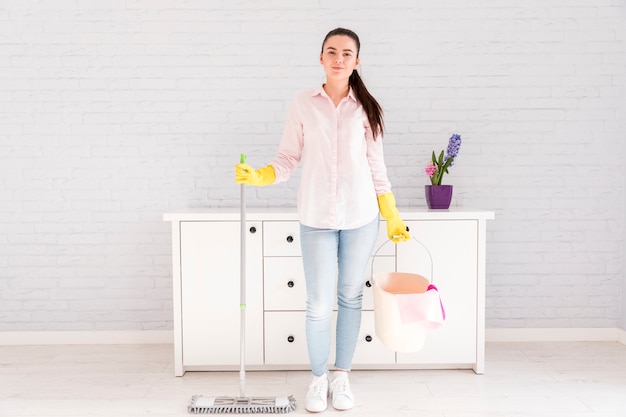 Free photo woman cleaning her home