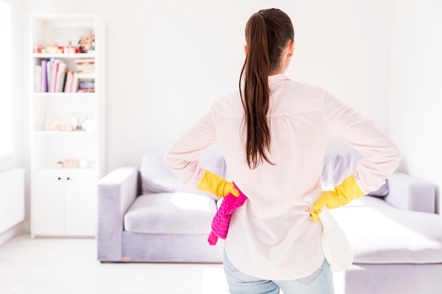무료 사진 그녀의 집을 청소하는 여자