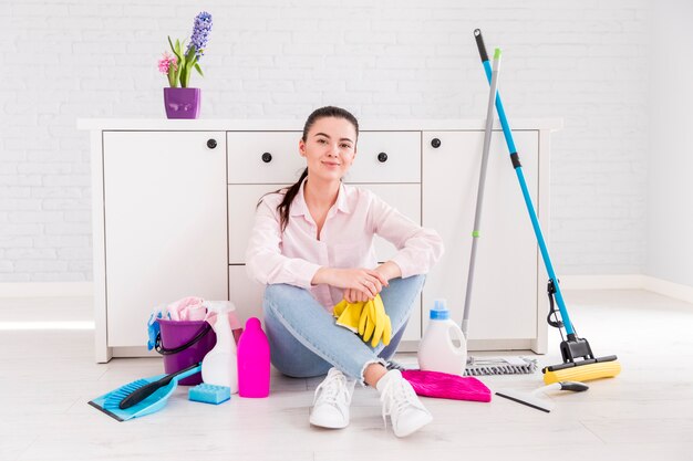 Женщина убирает свой дом