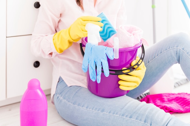 Free photo woman cleaning her home