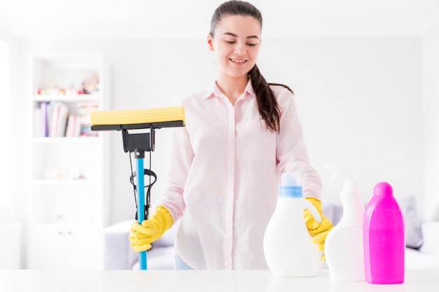 Free photo woman cleaning her home