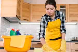 Free photo woman cleaning kitchen table