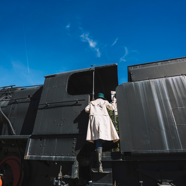 レトロな列車で登る女