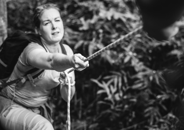 Foto gratuita donna salendo una corda