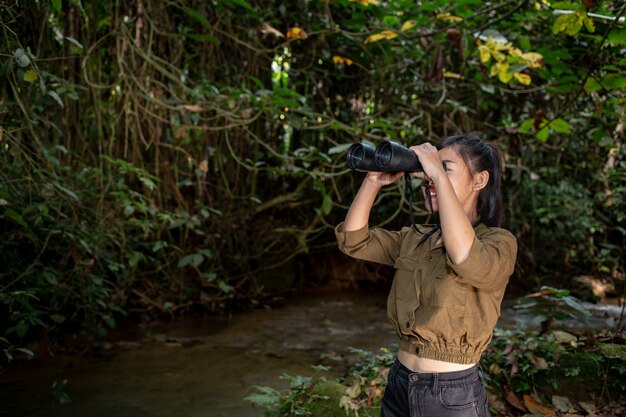 The woman climbs a binoculars