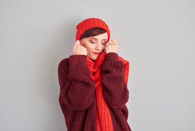 편안하고 부드러운 겨울 옷을 입은 여성